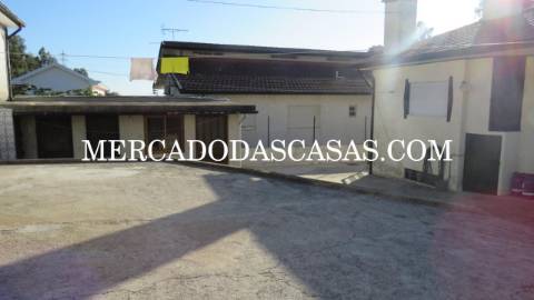 Apresentamos esta excelente Moradia T3, inserida...