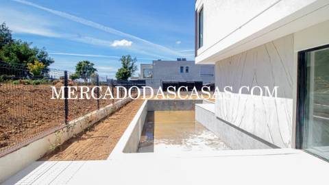 Apresentamos-lhe esta magnífica moradia T4, onde...