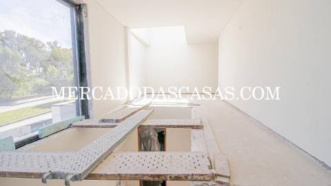 Apresentamos-lhe esta magnífica moradia T4, onde...