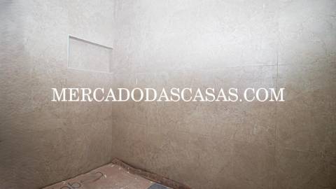Apresentamos-lhe esta magnífica moradia T4, onde...