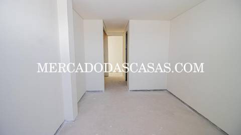 Apresentamos-lhe esta magnífica moradia T4, onde...