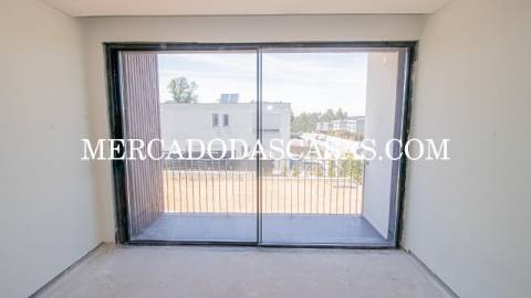 Apresentamos-lhe esta magnífica moradia T4, onde...