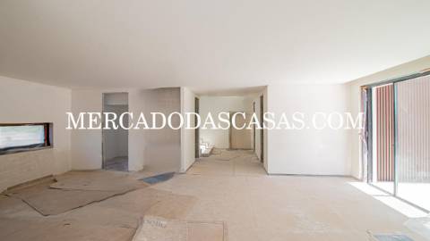Apresentamos-lhe esta magnífica moradia T4, onde...