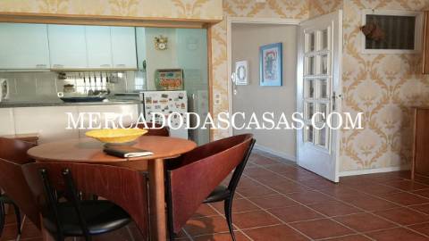 Apartamento T2 inserido em pequeno pr&eacute;dio...