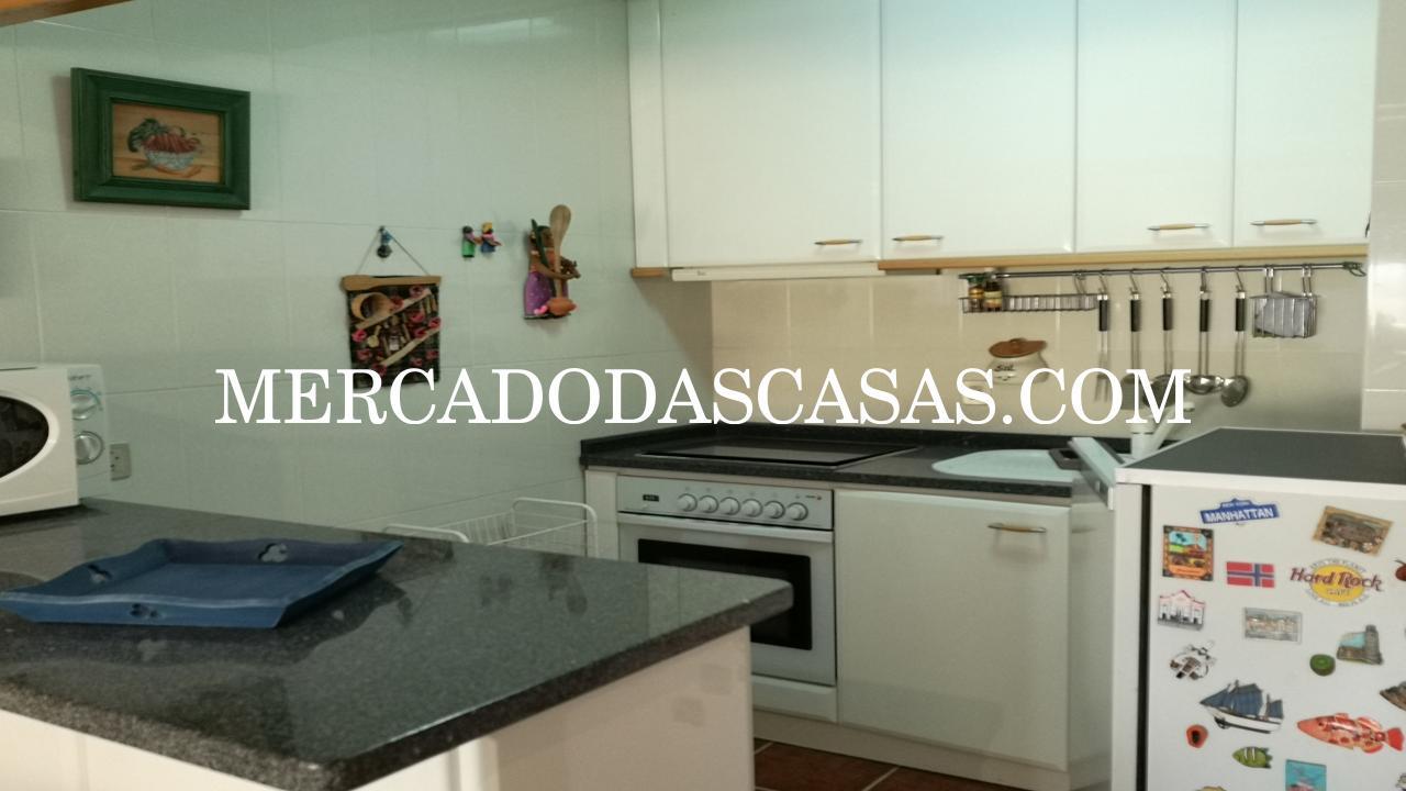 Apartamento T2 inserido em pequeno pr&eacute;dio...