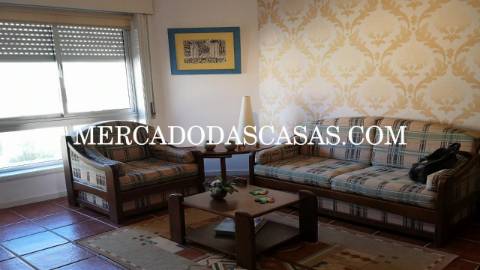 Apartamento T2 inserido em pequeno pr&eacute;dio...