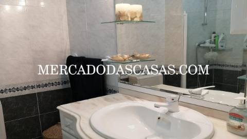 Apartamento T2 inserido em pequeno pr&eacute;dio...