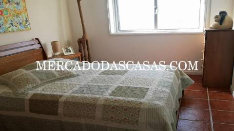 Apartamento T2 inserido em pequeno pr&eacute;dio...