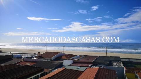 Apartamento T2 inserido em pequeno pr&eacute;dio...