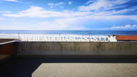 Apartamento T2 inserido em pequeno pr&eacute;dio...