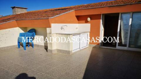 Apartamento T2 inserido em pequeno pr&eacute;dio...