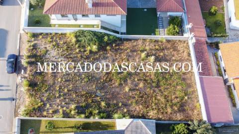 Terreno urbano com 740m2, situado numa...