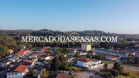 Terreno urbano com 740m2, situado numa...