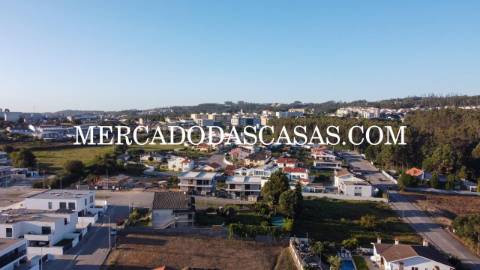 Terreno urbano com 740m2, situado numa...