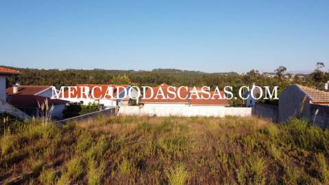 Terreno urbano com 740m2, situado numa...