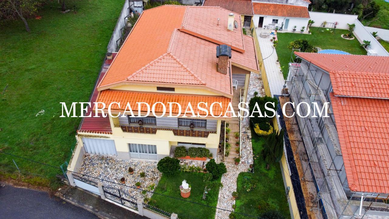 Moradia T4 + s&oacute;t&atilde;o localizada em...