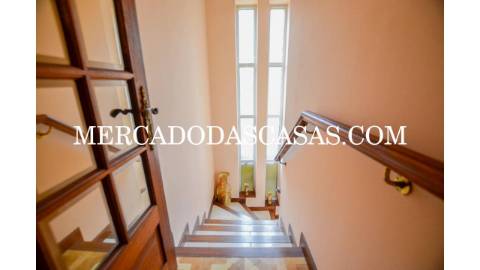 Moradia T4 + s&oacute;t&atilde;o localizada em...