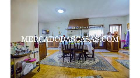 Moradia T4 + s&oacute;t&atilde;o localizada em...