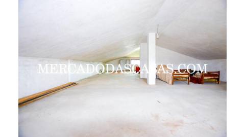 Moradia T4 + s&oacute;t&atilde;o localizada em...