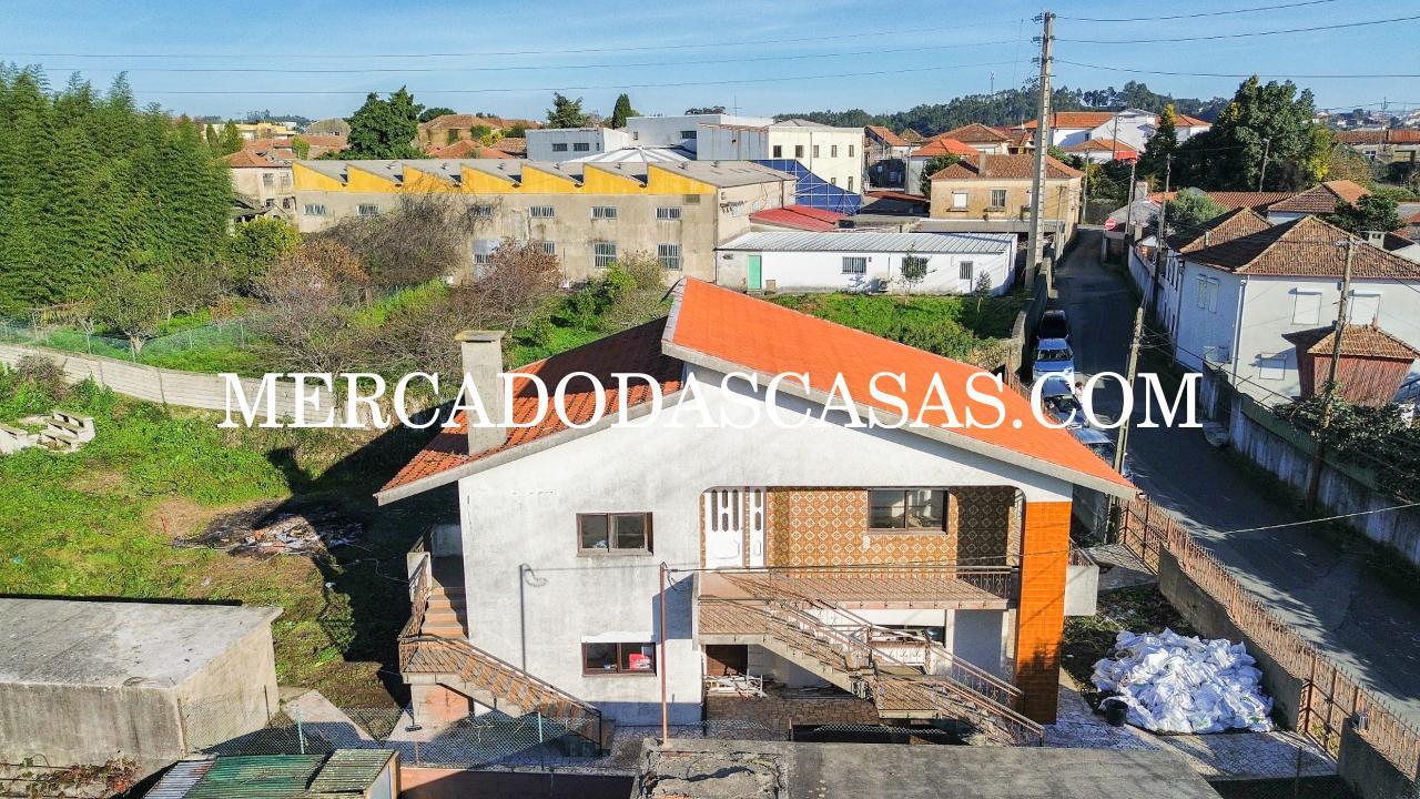 Moradia Isolada bifamiliar T3 no primeiro andar e...