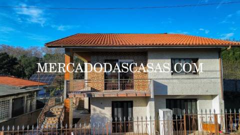 Moradia Isolada bifamiliar T3 no primeiro andar e...