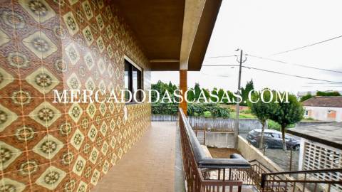 Moradia Isolada bifamiliar T3 no primeiro andar e...