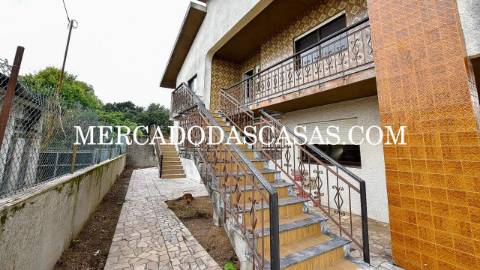 Moradia Isolada bifamiliar T3 no primeiro andar e...