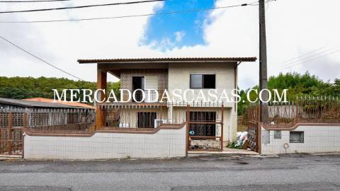 Moradia Isolada bifamiliar T3 no primeiro andar e...