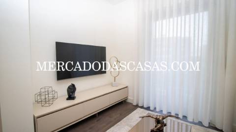 Apartamento T2, com bastante luz natural e...