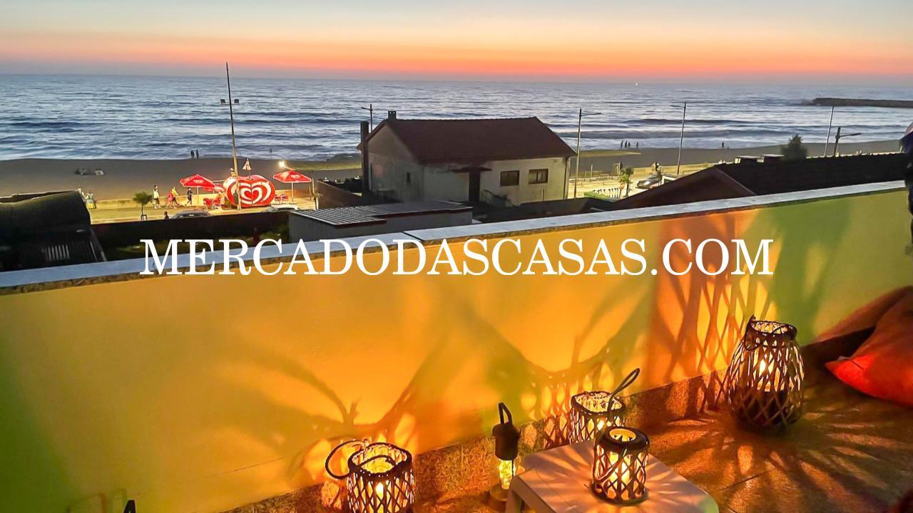 Apartamento T2 inserido em pequeno pr&eacute;dio...