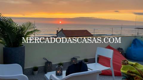 Apartamento T2 inserido em pequeno pr&eacute;dio...