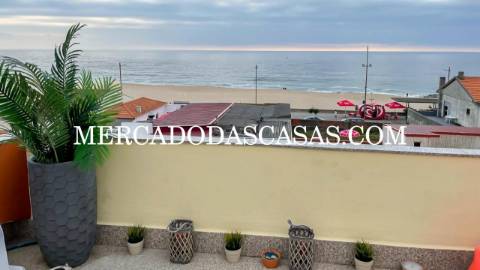 Apartamento T2 inserido em pequeno pr&eacute;dio...