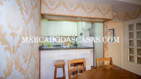 Apartamento T2 inserido em pequeno pr&eacute;dio...