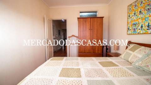 Apartamento T2 inserido em pequeno pr&eacute;dio...