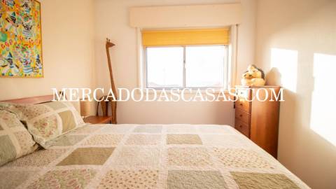 Apartamento T2 inserido em pequeno pr&eacute;dio...