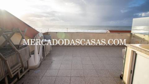 Apartamento T2 inserido em pequeno pr&eacute;dio...