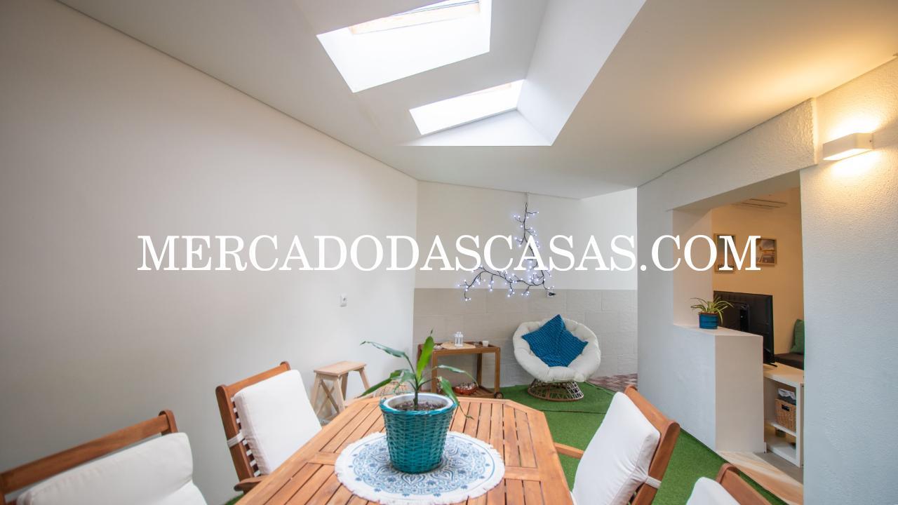 Apartamento T2 Mobilado em Primeira Linha de Mar...