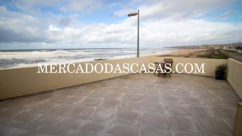 Apartamento T2 Mobilado em Primeira Linha de Mar...