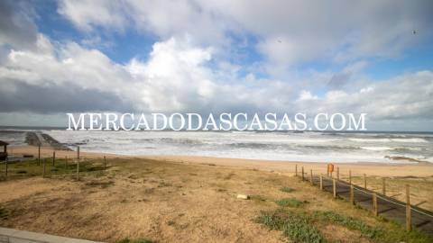 Apartamento T2 Mobilado em Primeira Linha de Mar...