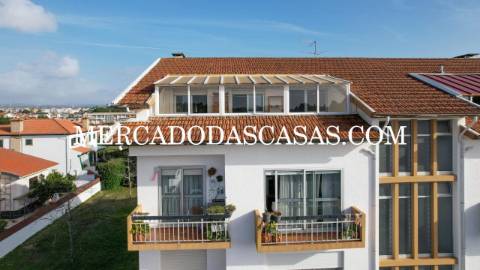 Apartamento T2 inserido no &uacute;ltimo andar de...