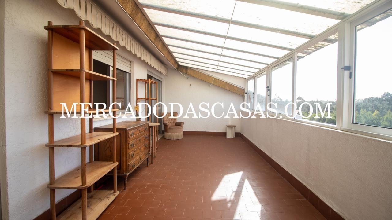 Apartamento T2 inserido no &uacute;ltimo andar de...