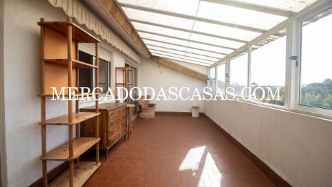 Apartamento T2 inserido no &uacute;ltimo andar de...
