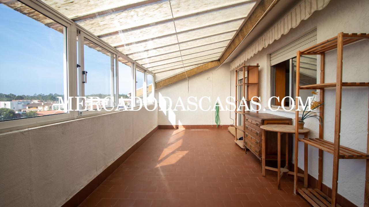 Apartamento T2 inserido no &uacute;ltimo andar de...