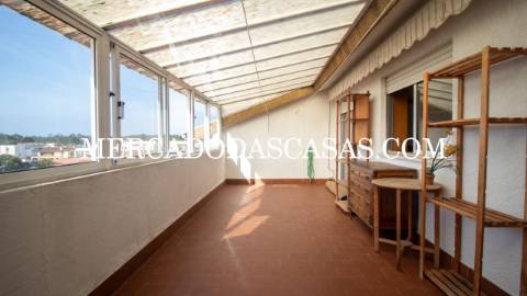 Apartamento T2 inserido no &uacute;ltimo andar de...