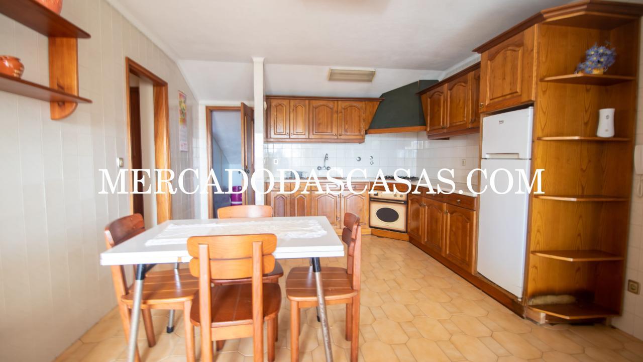 Apartamento T2 inserido no &uacute;ltimo andar de...