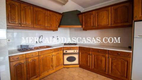 Apartamento T2 inserido no &uacute;ltimo andar de...