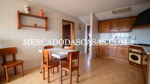 Apartamento T2 inserido no &uacute;ltimo andar de...