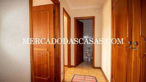 Apartamento T2 inserido no &uacute;ltimo andar de...