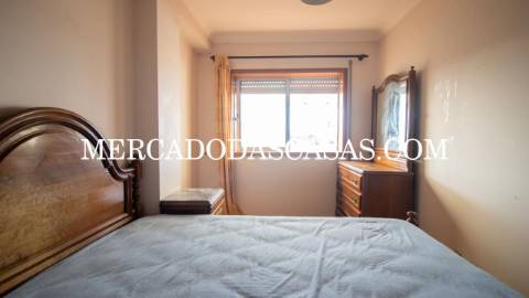 Apartamento T2 inserido no &uacute;ltimo andar de...