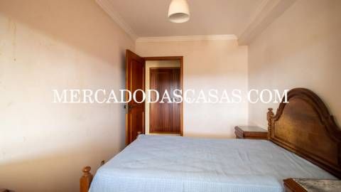 Apartamento T2 inserido no &uacute;ltimo andar de...
